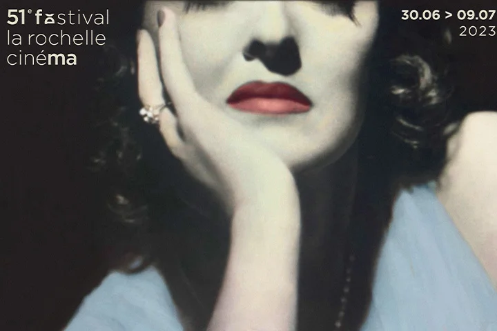 Affiche du festival international du film de la Rochelle. Sur un fond sombre, la main de la femme supporte sa tête.